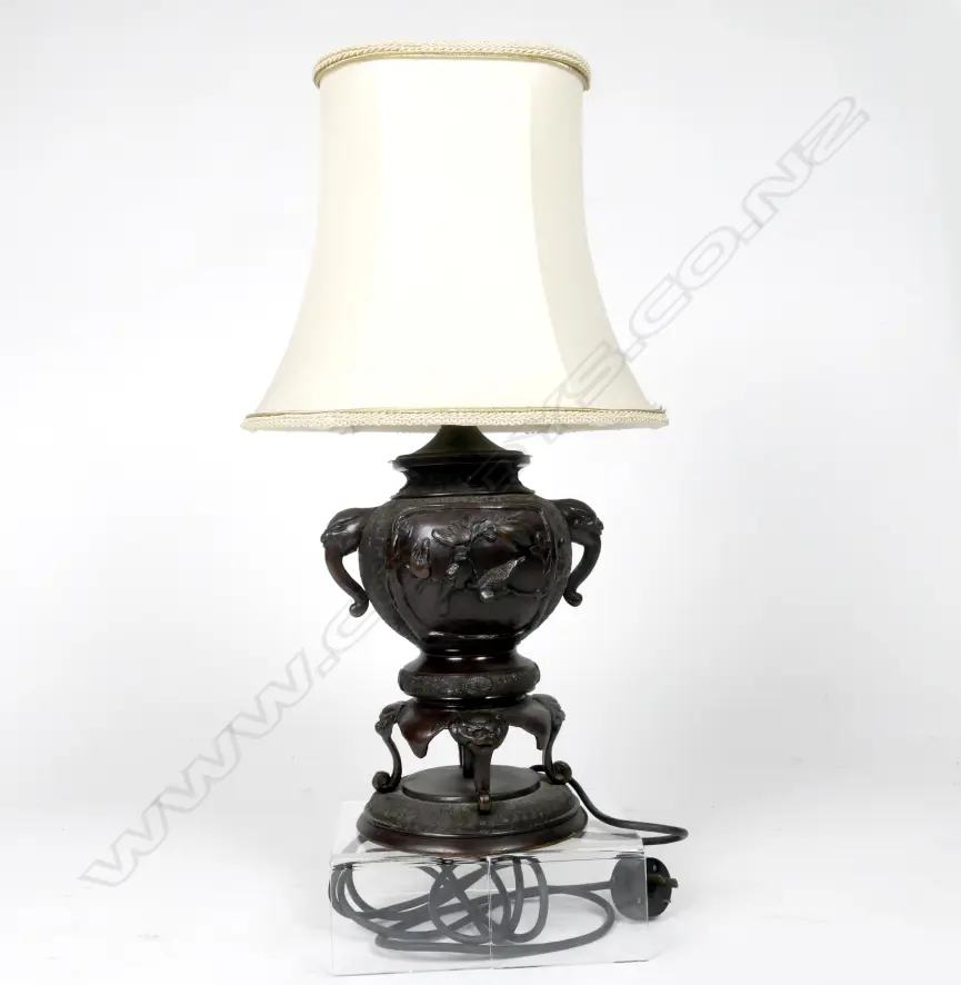 A Japanese bronze vase based table lamp Image 1++
