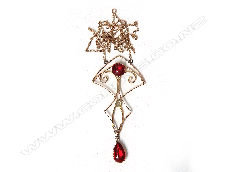 An Art Nouveau 9ct. yellow gold pendant necklace Image 1++