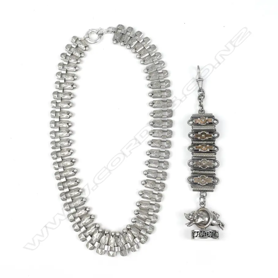 A .925 necklace of decorative integral links Image 1++