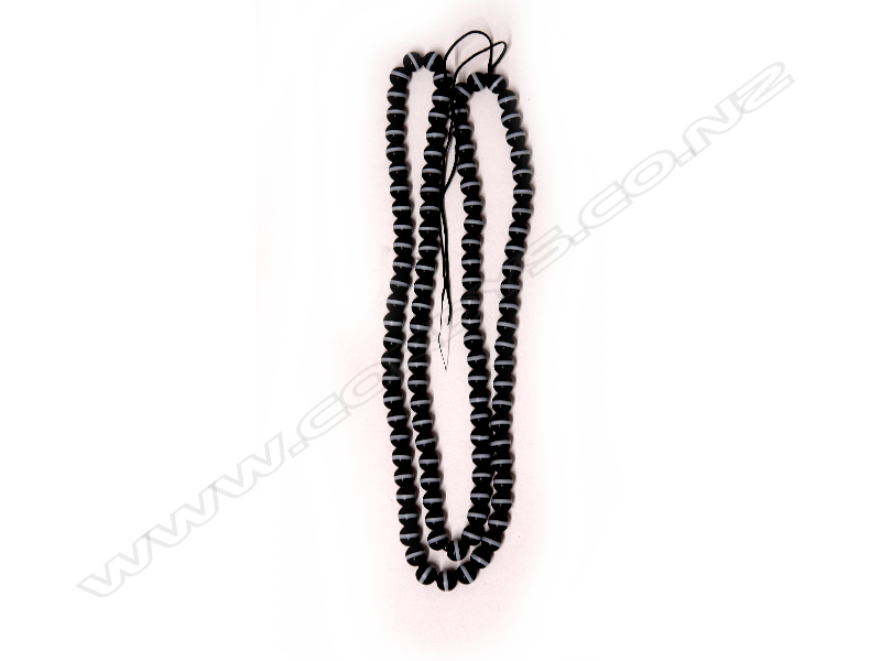 A long banded agate bead necklace Image 1++