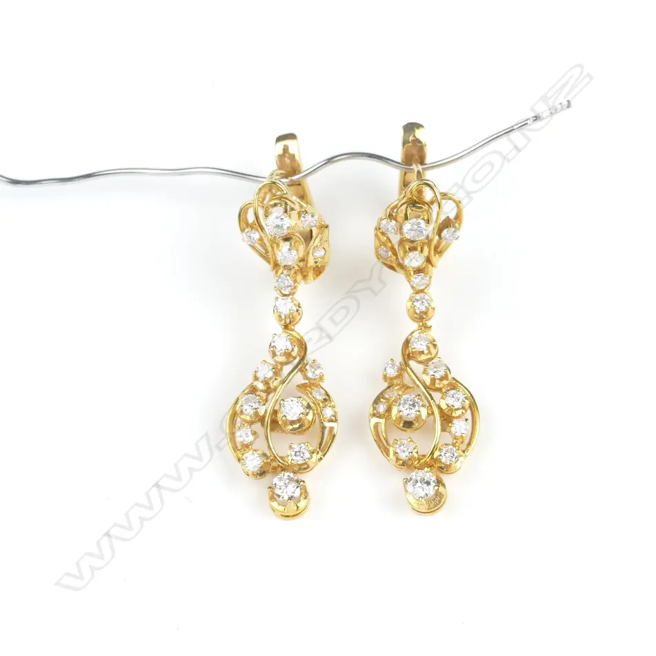 An 18ct. gold and diamond suite Image 1++