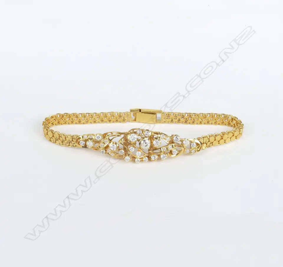 An 18ct. gold and diamond suite Image 1++