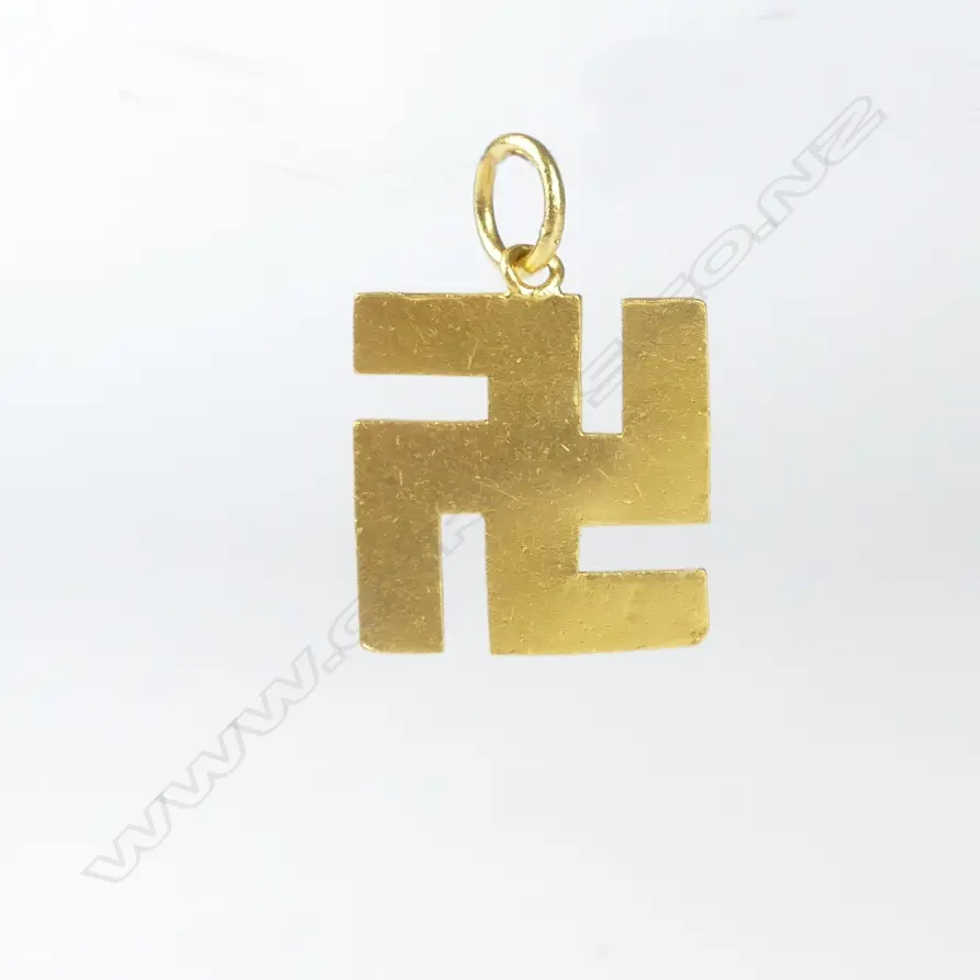 A 20ct. gold swastika pendant Image 1++