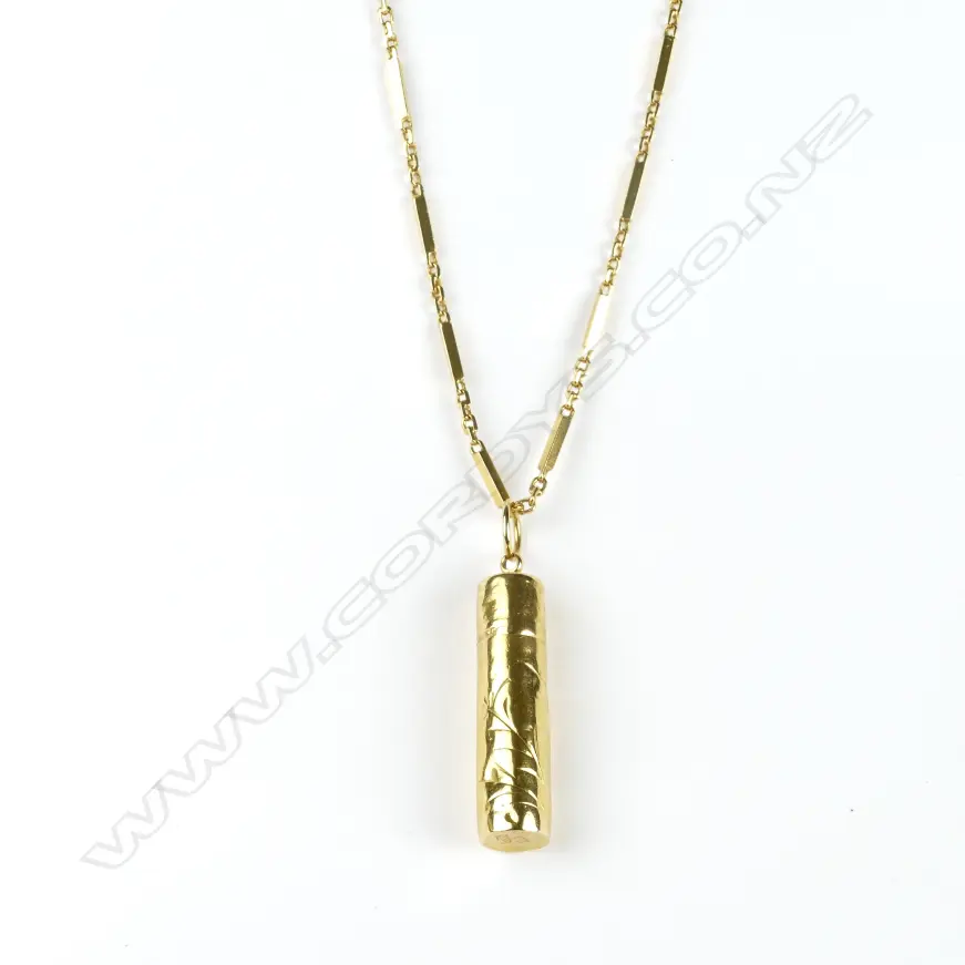 An 18ct. gold chain and pendant Image 1++