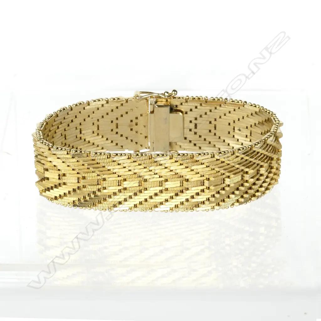 An 18ct. gold bracelet Image 1++