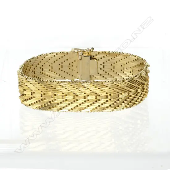 An 18ct. gold bracelet