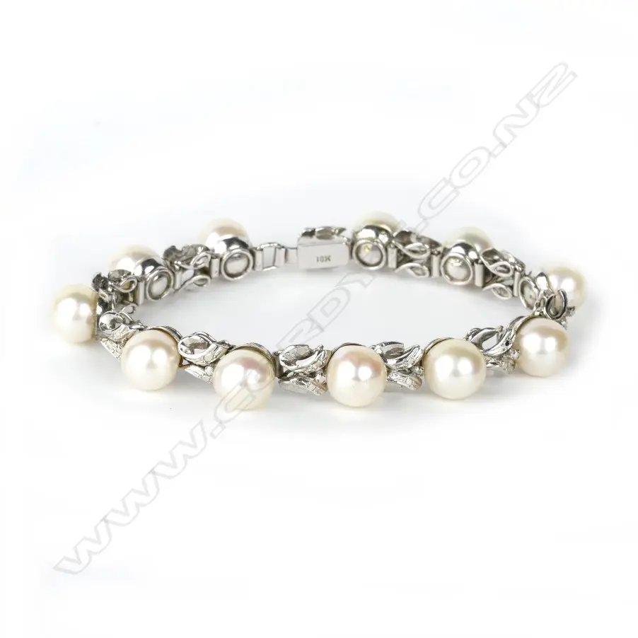 An 18ct. white gold pearl bracelet and ring Image 1++