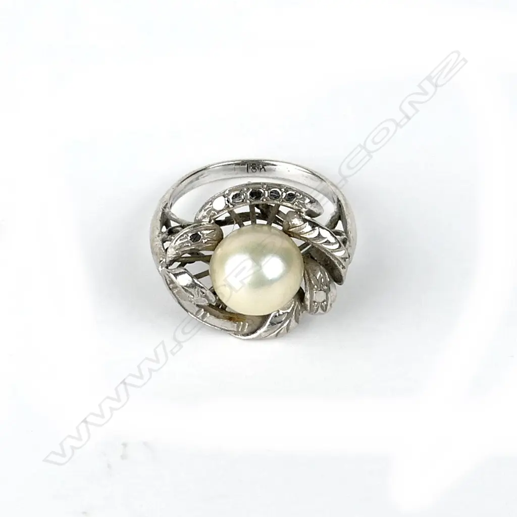 An 18ct. white gold pearl bracelet and ring Image 1++