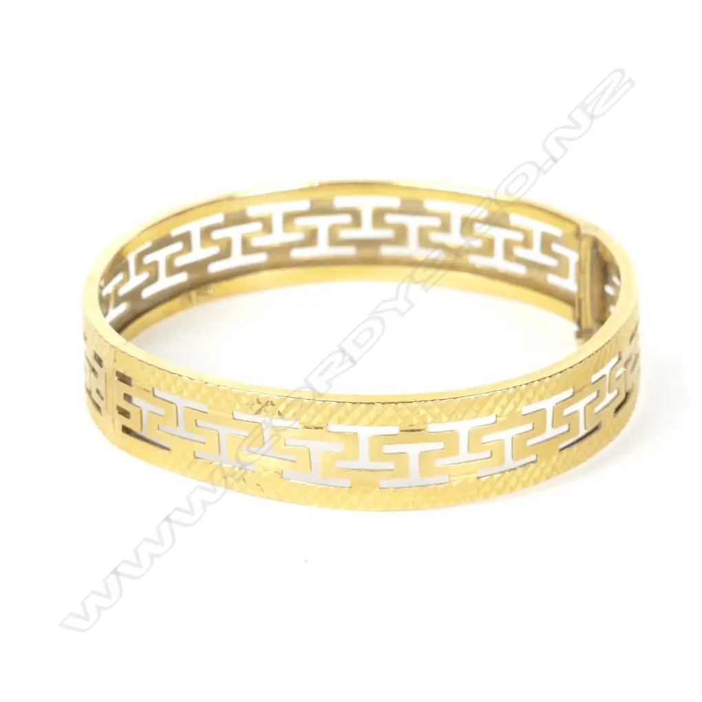 An 18ct. gold hinged bangle Image 1++