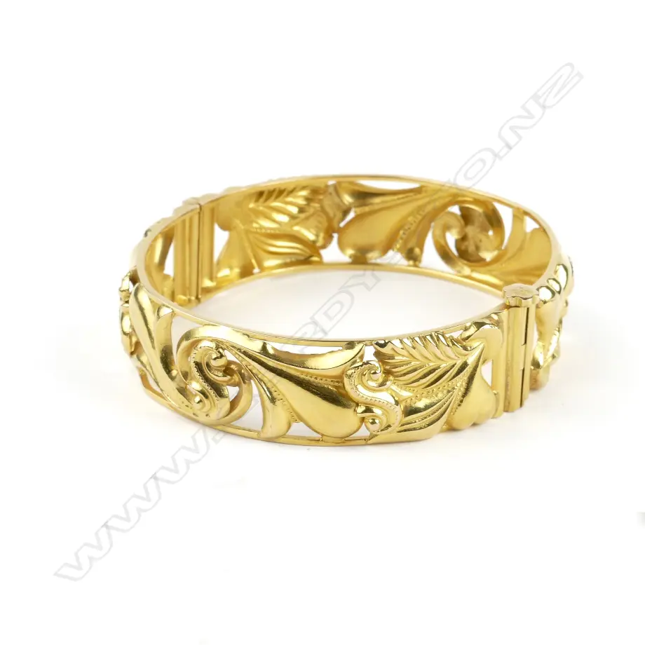 A 15ct. gold hinged bangle Image 1++