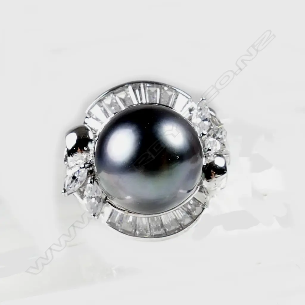 An 18ct. white gold and black pearl ring Image 1++