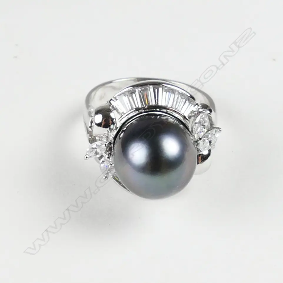 An 18ct. white gold and black pearl ring Image 1++