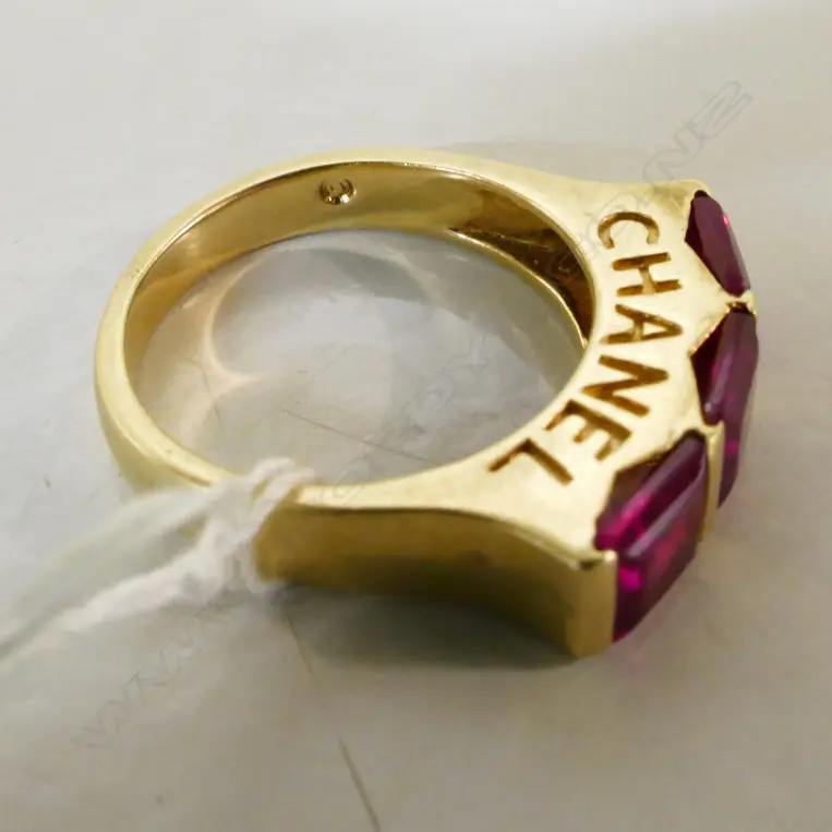 A vintage 14ct. yellow gold Chanel triple red stone ring Image 1++