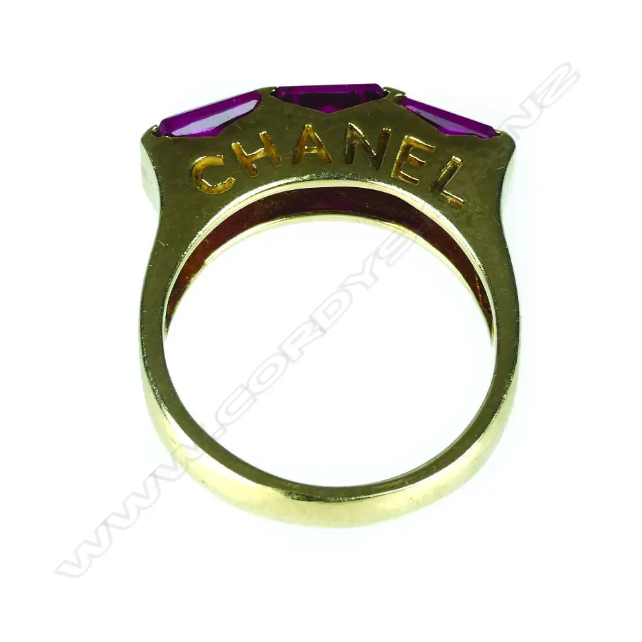 A vintage 14ct. yellow gold Chanel triple red stone ring Image 1++