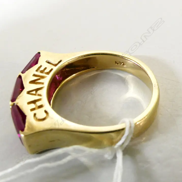 A vintage 14ct. yellow gold Chanel triple red stone ring Image 1++