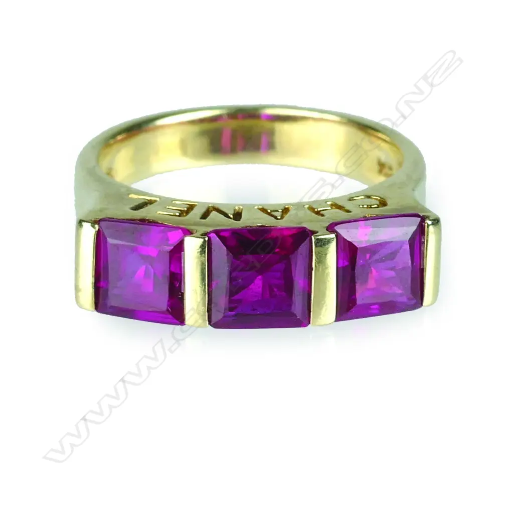 A vintage 14ct. yellow gold Chanel triple red stone ring Image 1++