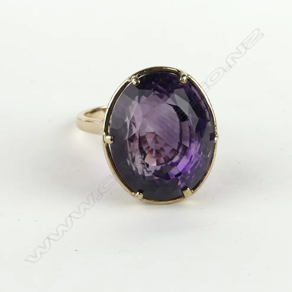 A retro 9ct. gold and amethyst ring Image 1++