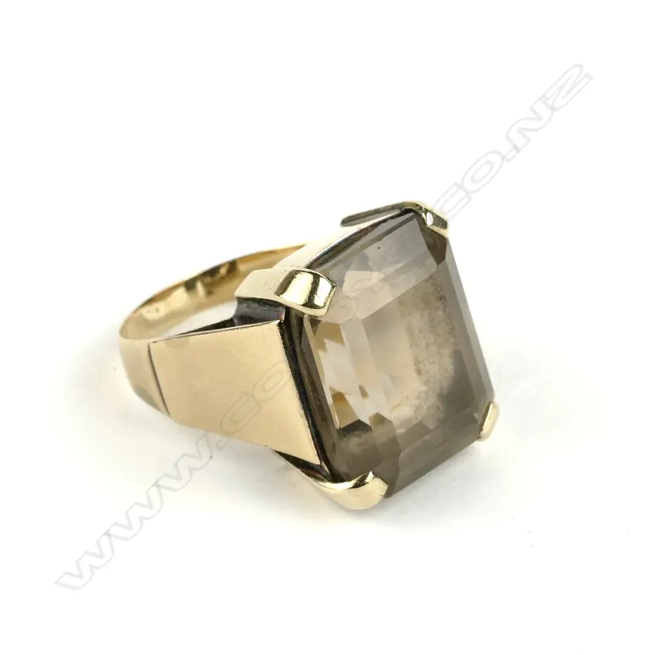 A retro 18ct. gold and smoky quartz ring Image 1++