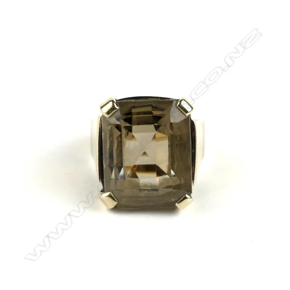 A retro 18ct. gold and smoky quartz ring Image 1++