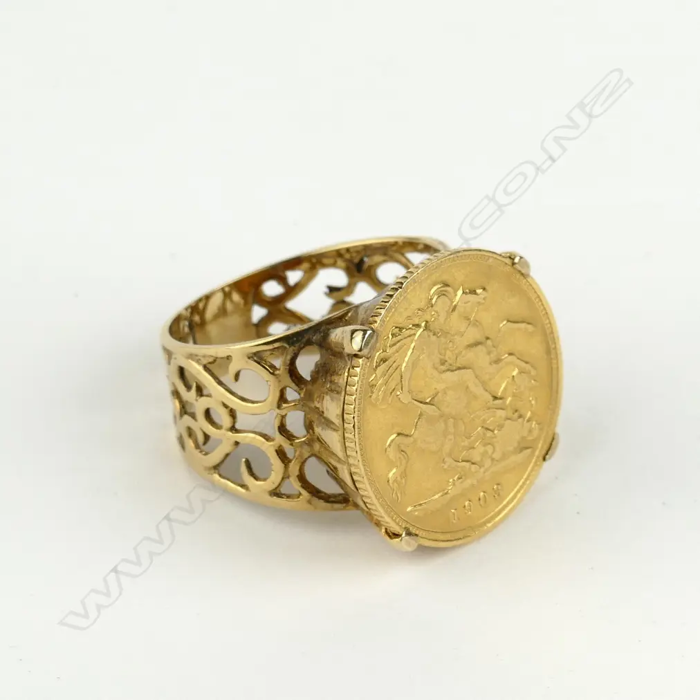 An Edwardian gold half sovereign ring Image 1++
