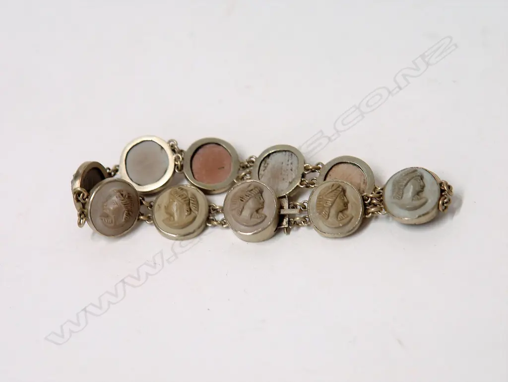 A late 19thC Italian lava cameo bracelet Image 1++