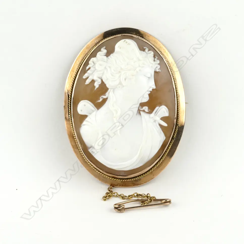 An Edwardian 9ct. rose gold and cameo brooch Image 1++