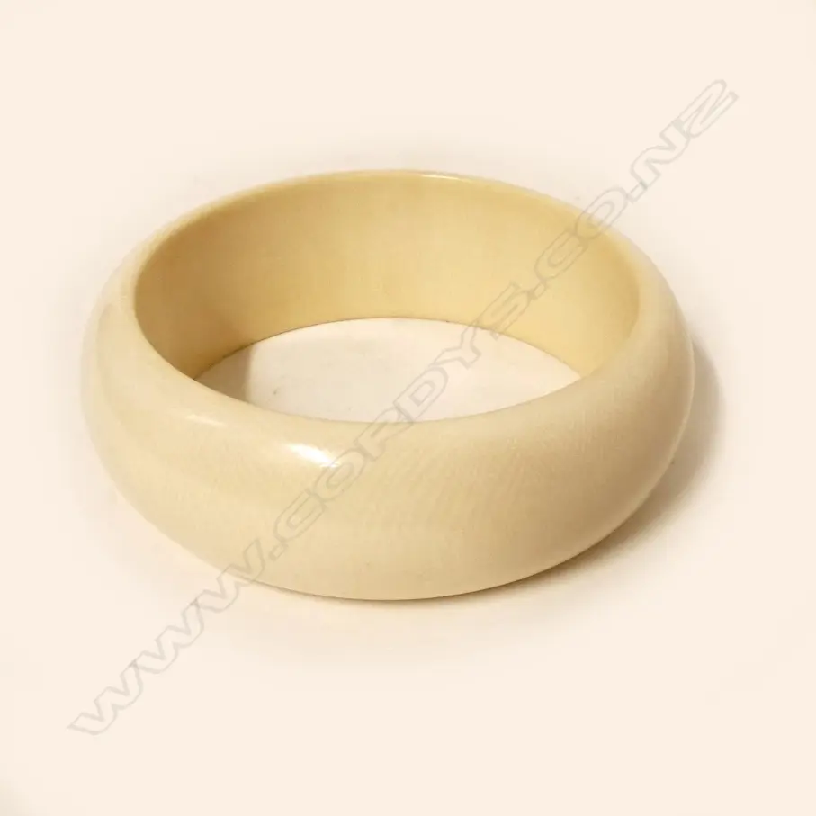 A vintage ivory bangle Image 1++