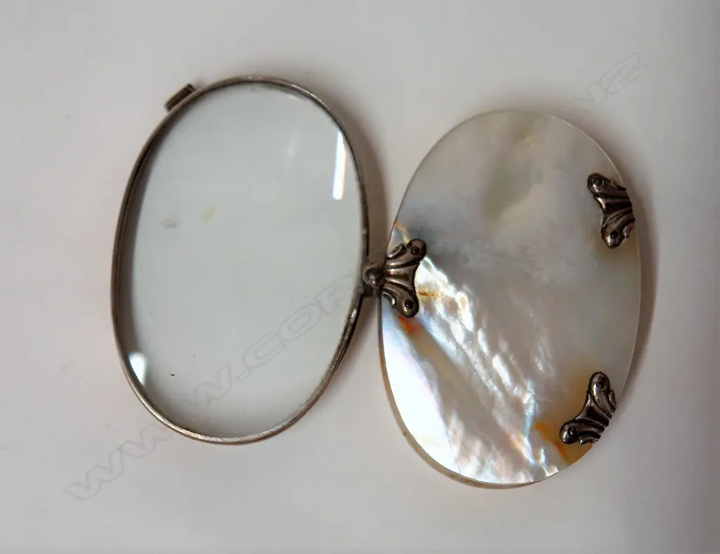 A 19thC European mother-of-pearl and silver magnifying glass Image 1++