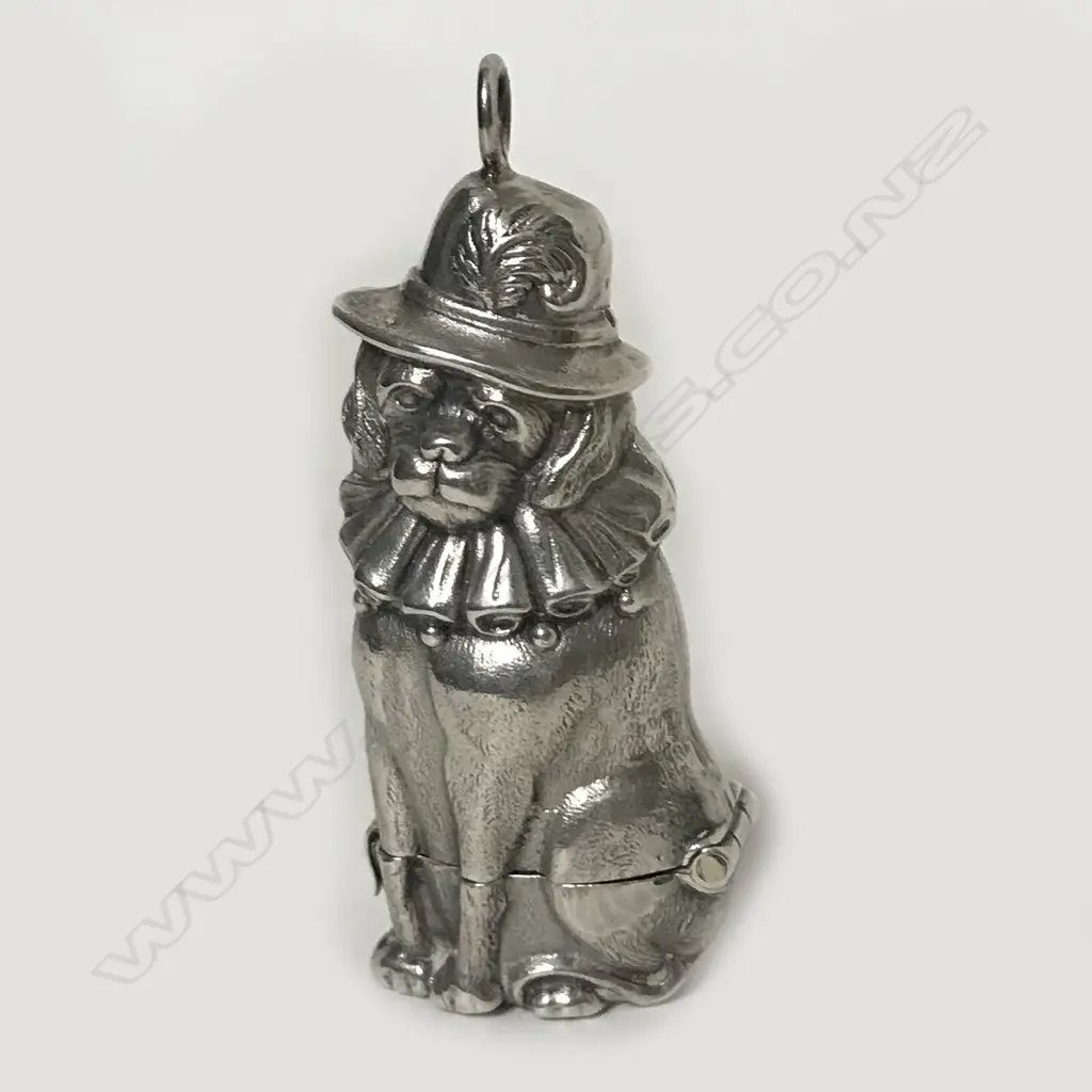 A heavy silver novelty vesta case Image 1++