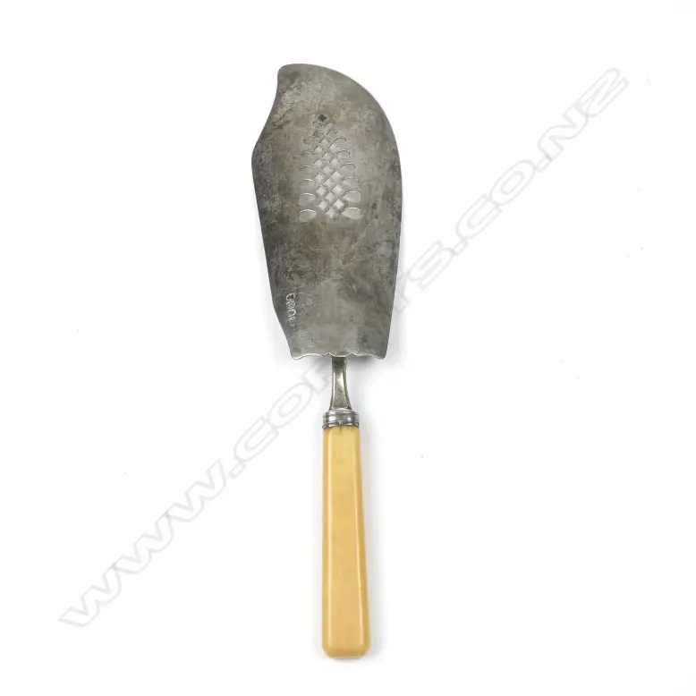 A George III silver fish slice with ivory handle Image 1++