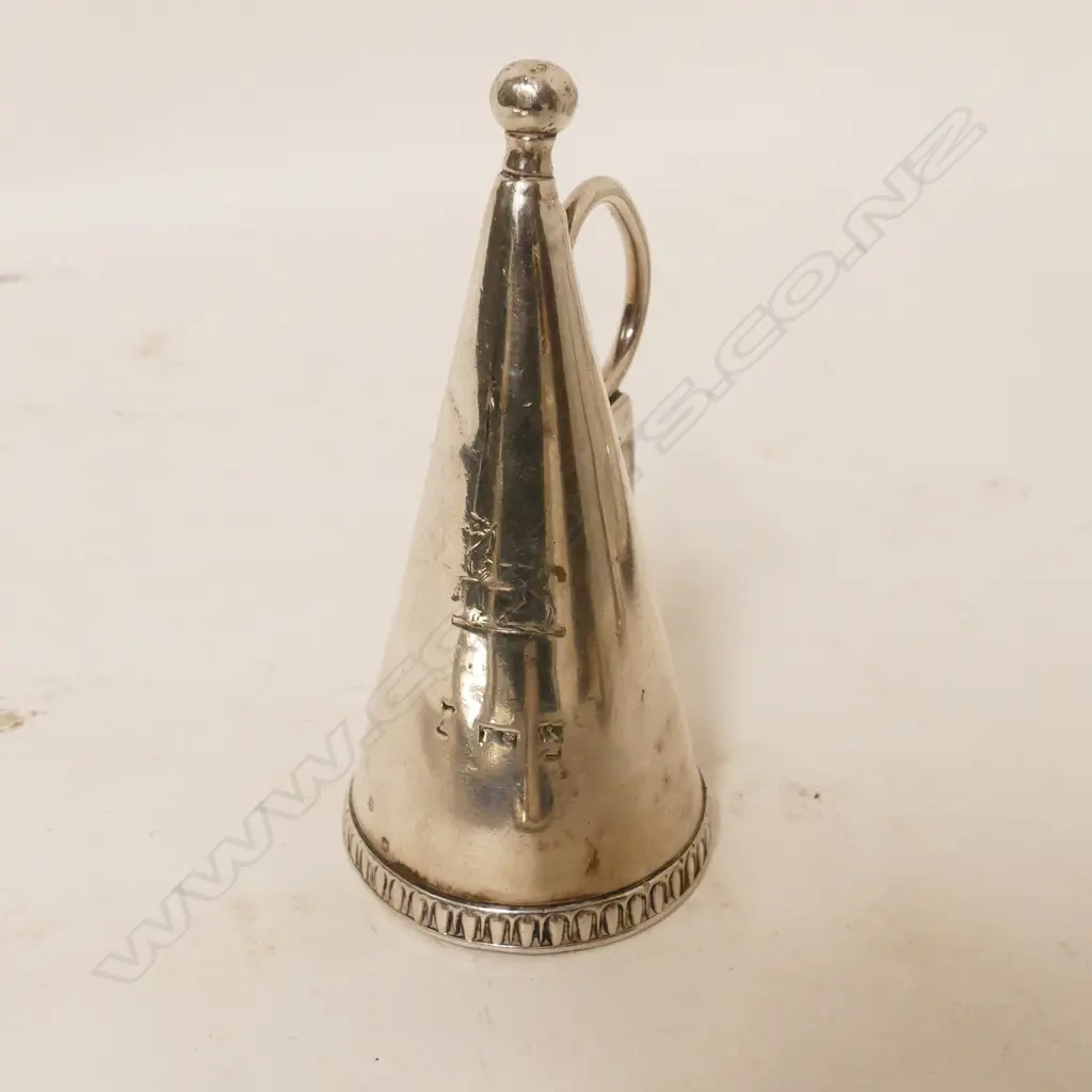 A pair of George III Irish silver chambersticks Image 1++