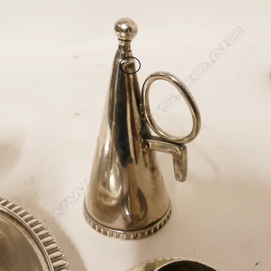 A pair of George III Irish silver chambersticks Image 1++