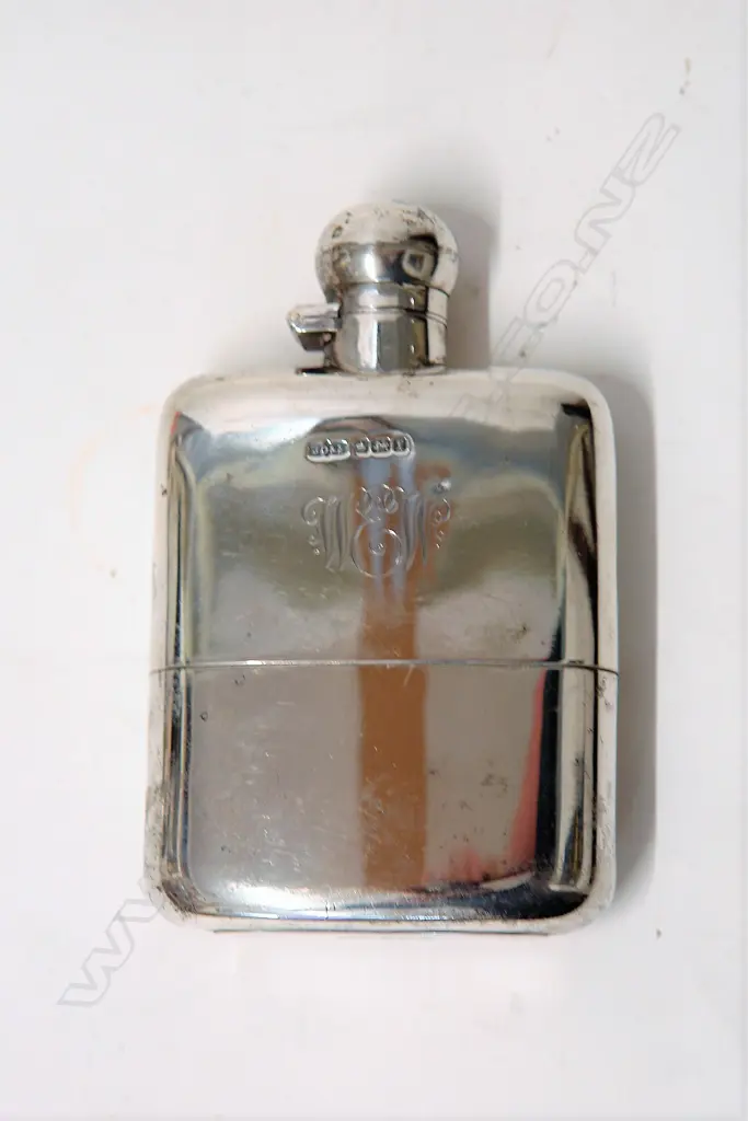 An early 20thC all silver hip flask Image 1++