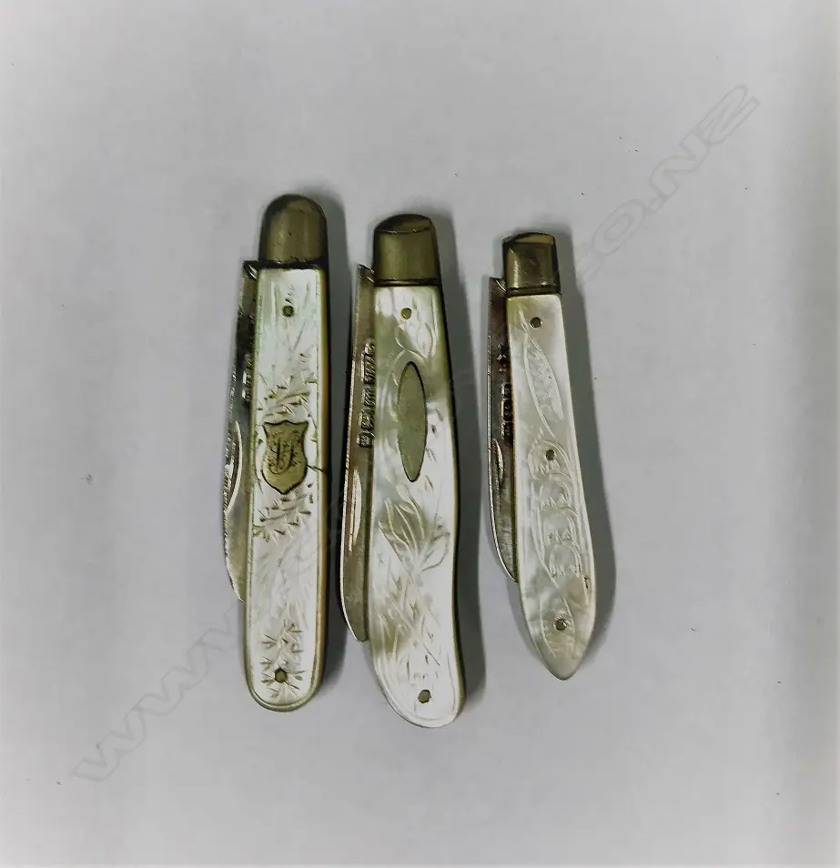 Three silver and mother-of-pearl folding fruit knives Image 1++