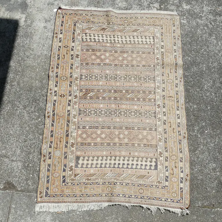 A Shiraz woven rug Image 1++