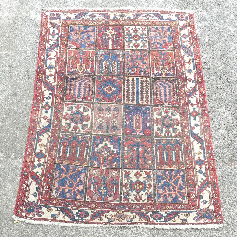 A Hamadan Bakhtiari carpet Image 1++