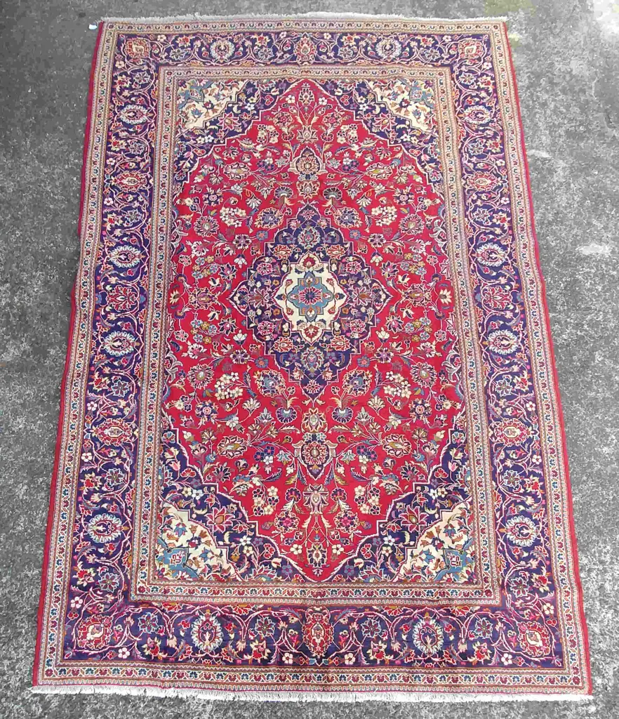 A large good quality hand knotted Persian Kashan rug Image 1++