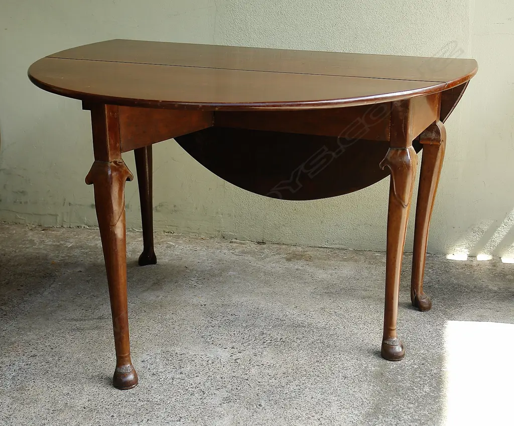 An early George III mahogany drop leaf gate-leg dining table Image 1++