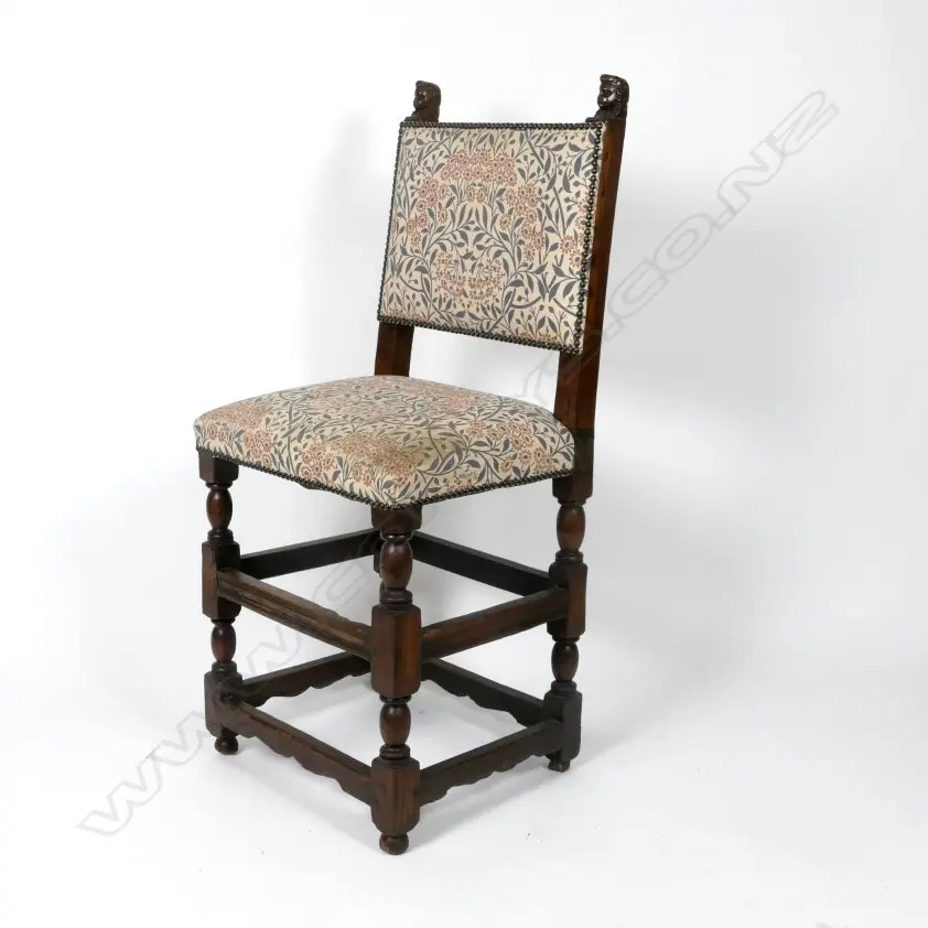 A 17thC English walnut side chair Image 1++