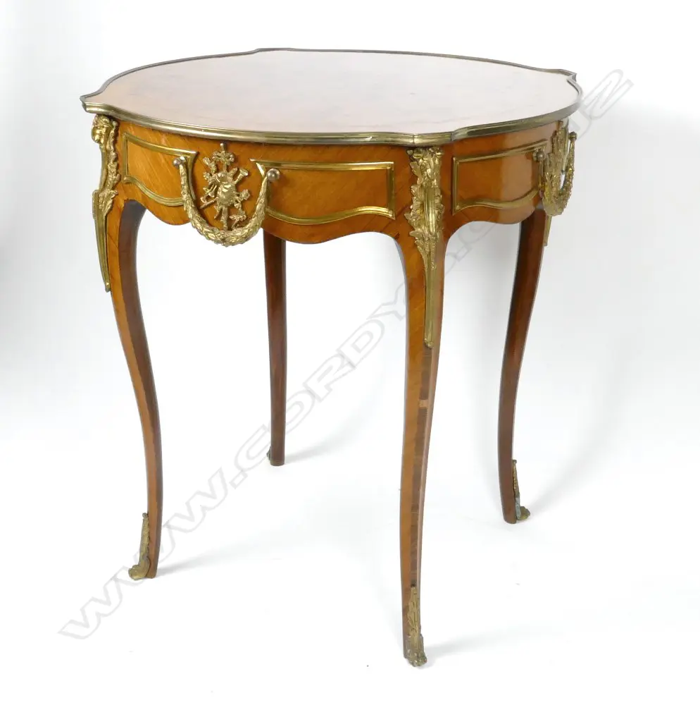 A Kingwood centre table Image 1++