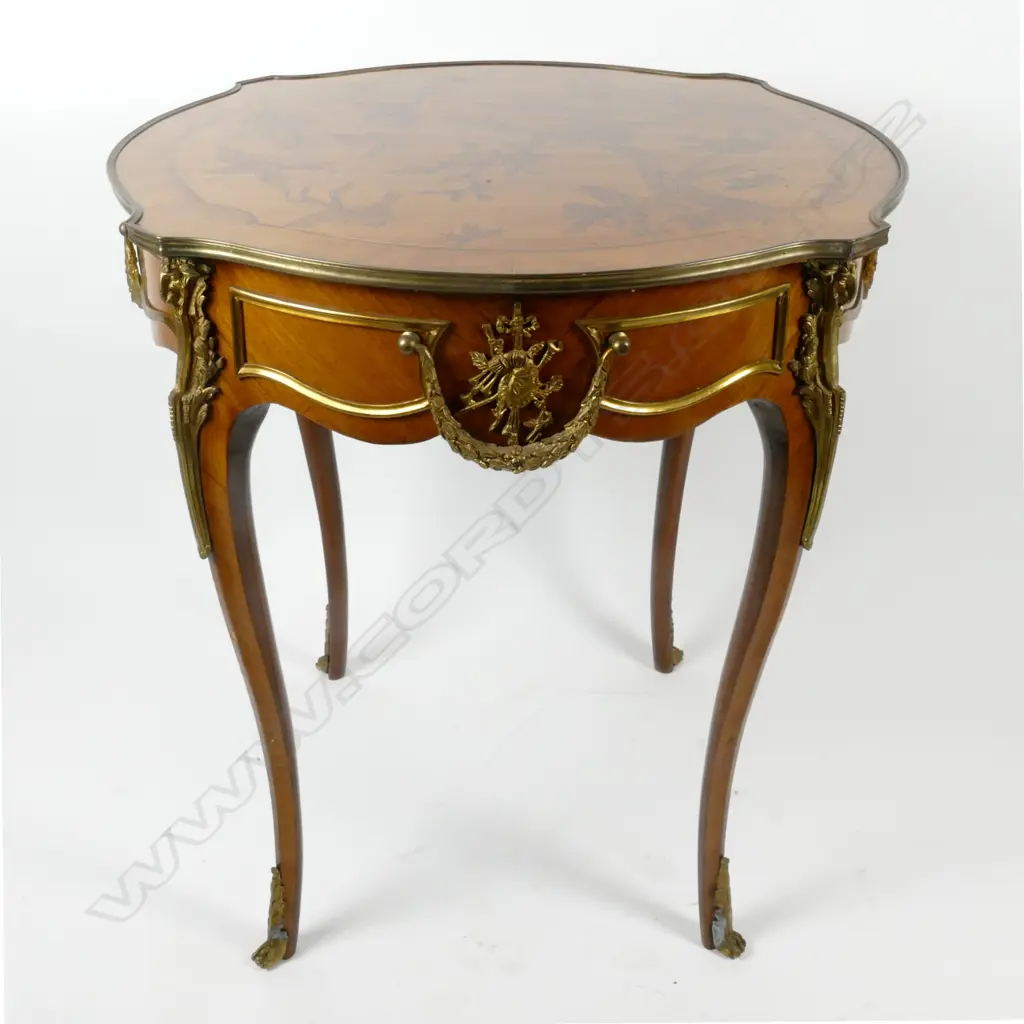 A Kingwood centre table Image 1++