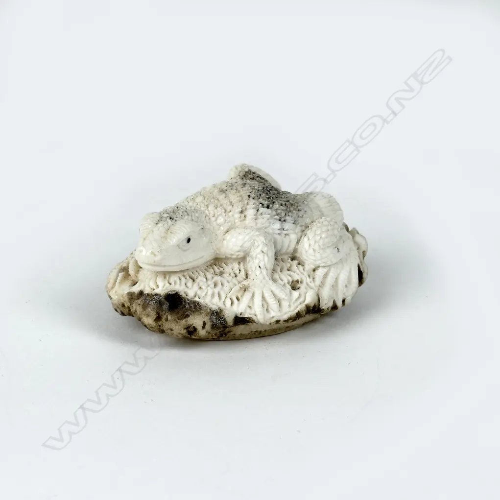 A small antler carved figure Image 1++