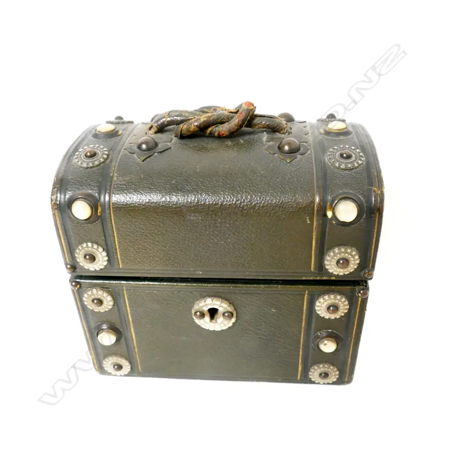 A small Victorian leather box Image 1++