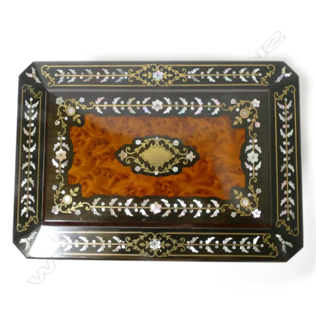 A French marquetry jewellery box Image 1++
