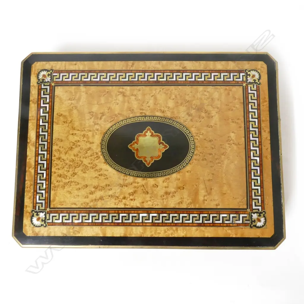 A French birds-eye maple games box labelled 'Commoy - Rue St. Dominique - Lyon' Image 1++