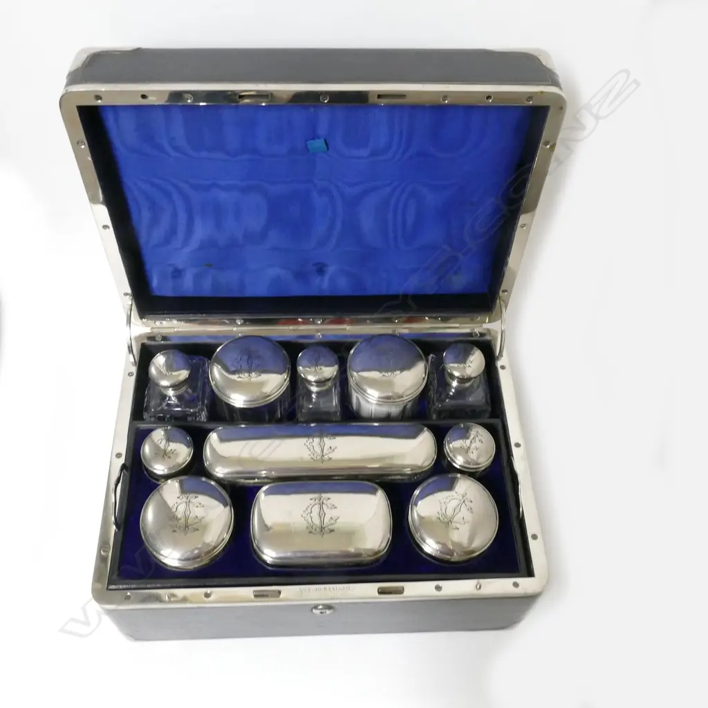 A 19thC French Morocco leather covered dressing case by Veuve Pierre Somani et Fils Image 1++