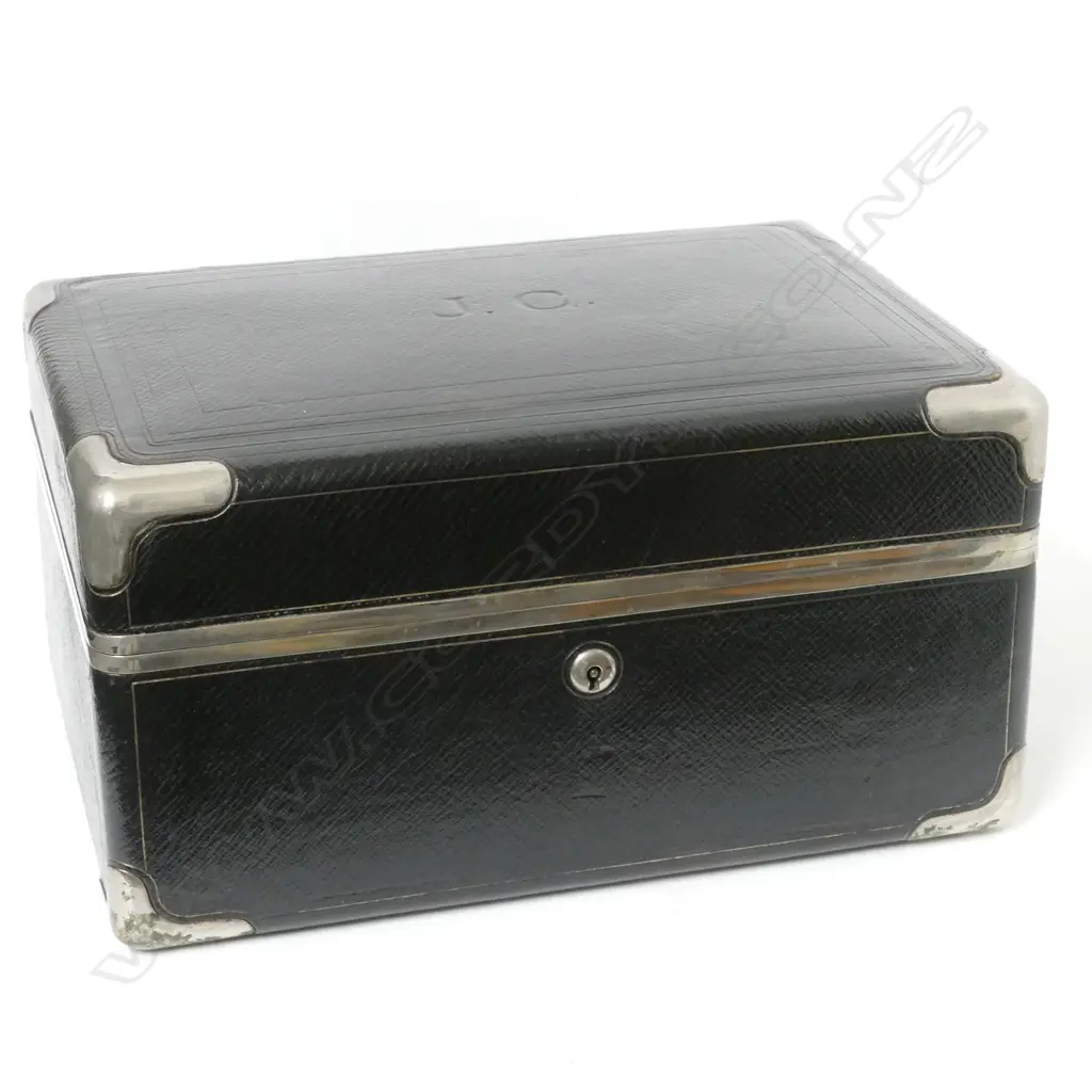 A 19thC French Morocco leather covered dressing case by Veuve Pierre Somani et Fils Image 1++