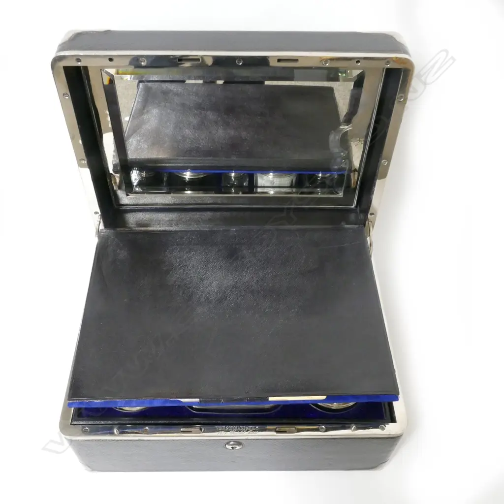 A 19thC French Morocco leather covered dressing case by Veuve Pierre Somani et Fils Image 1++