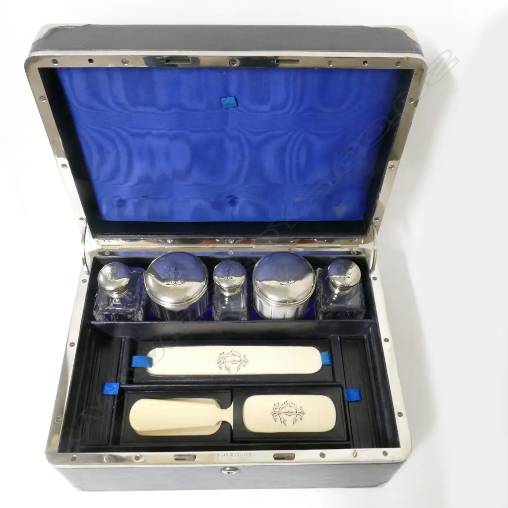 A 19thC French Morocco leather covered dressing case by Veuve Pierre Somani et Fils Image 1++