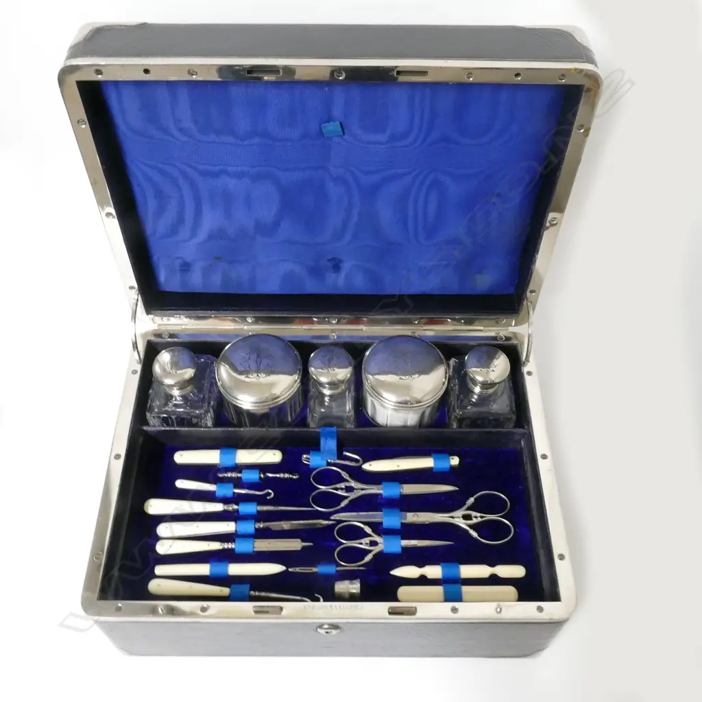 A 19thC French Morocco leather covered dressing case by Veuve Pierre Somani et Fils Image 1++